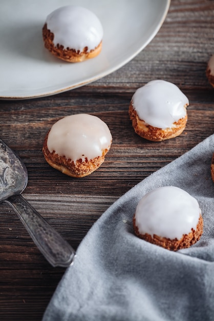 Foto deliciosos pasteles franceses de choux craquelin rellenos de crema