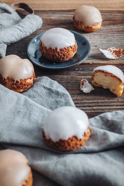 Deliciosos pasteles franceses de Choux Craquelin rellenos de crema