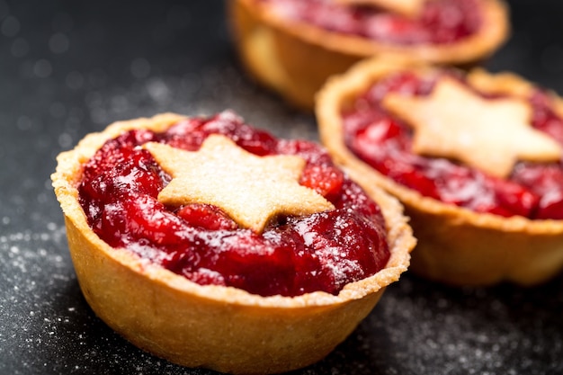 Deliciosos pasteles con frutos rojos y estrellas de masa