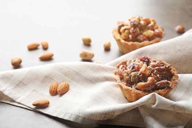 Deliciosos pasteles con nueces en la mesa