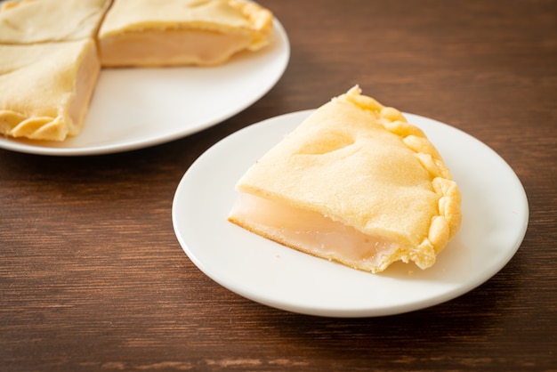 Deliciosos pasteles de palma Toddy en la placa blanca.