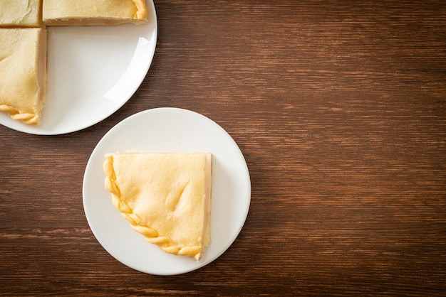 Deliciosos pasteles de palma Toddy en la placa blanca.