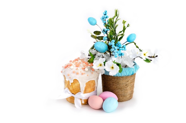 Deliciosos pasteles de Pascua huevos flores en una cesta sobre un fondo blanco.