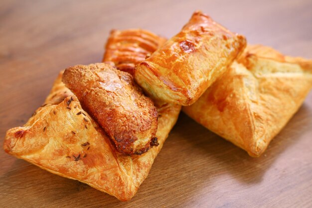 Deliciosos pasteles en el primer plano de la panadería