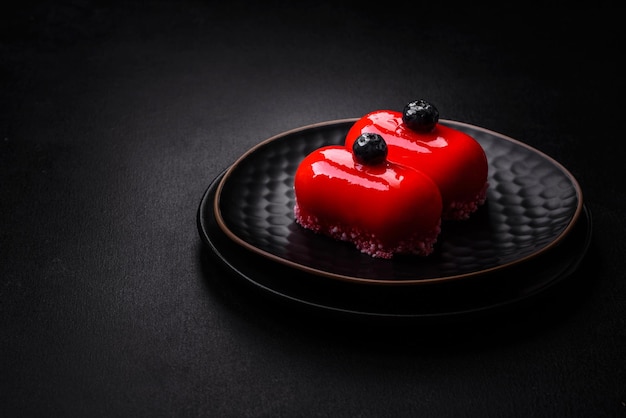 Deliciosos pasteles de queso con recubrimiento rojo hechos para las vacaciones de San Valentín Dulces para la mesa navideña