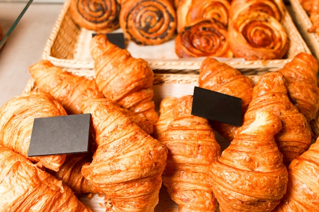 Deliciosos pasteles recién horneados en una pastelería.