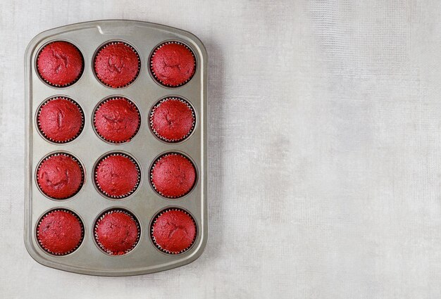 Deliciosos pastelitos de terciopelo rojo en pluma de horno.