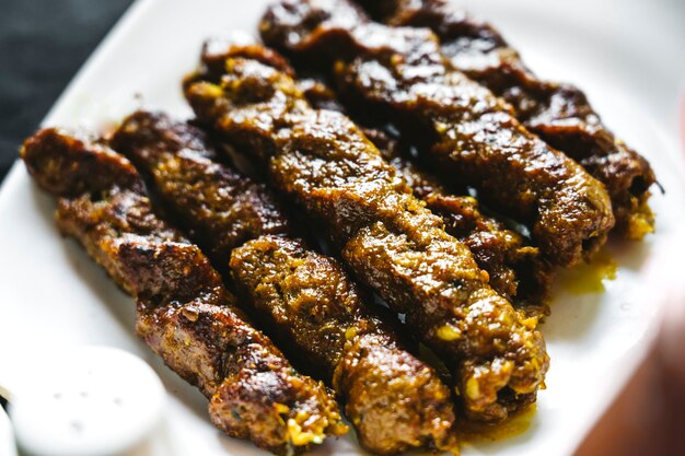 Foto deliciosos pedaços de carne de carneiro kebab em um prato