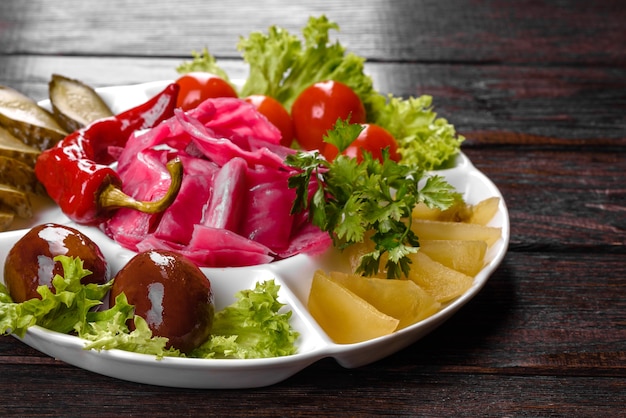 Foto deliciosos pepinillos picantes cortados en un plato para servir