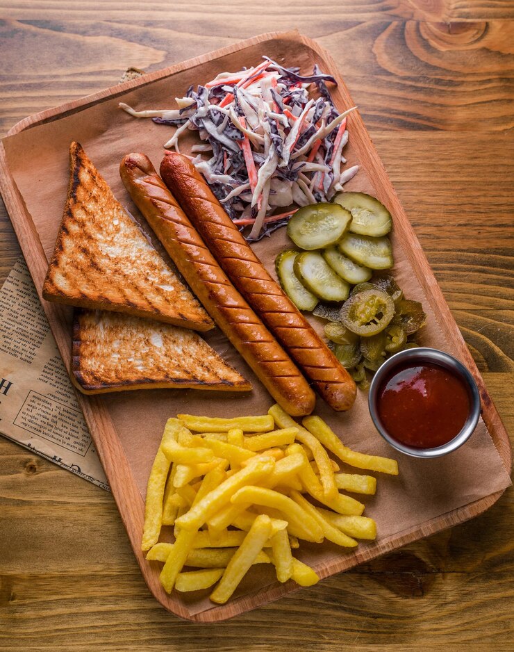 Deliciosos perritos calientes con patatas fritas y ensalada de col