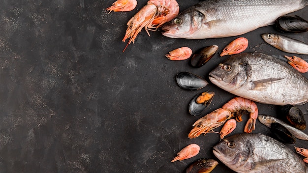 Foto deliciosos pescados y camarones frescos