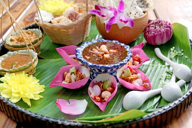 Deliciosos pétalos de loto frescos envueltos en sabrosos llamados Miang kham en tailandés