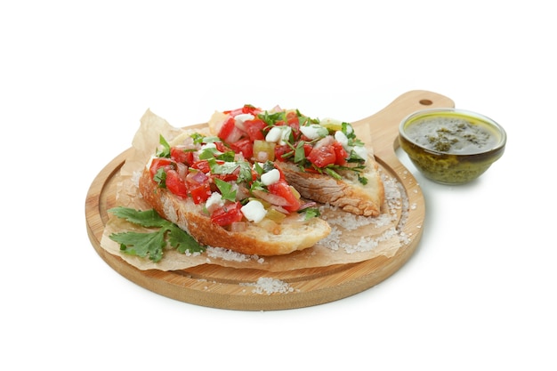 Deliciosos petiscos de bruschetta isolados no fundo branco