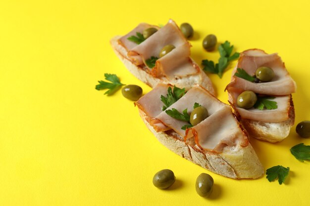 Deliciosos petiscos de bruschetta italiana em fundo amarelo