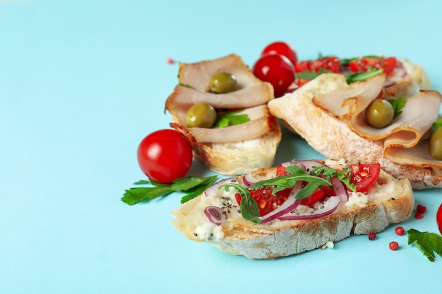 Deliciosos petiscos de bruschetta italiana em fundo azul