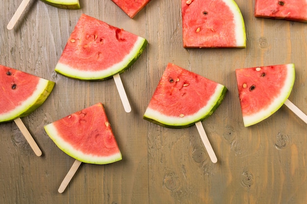 Deliciosos picolés de fatia de melancia para um deleite refrescante.