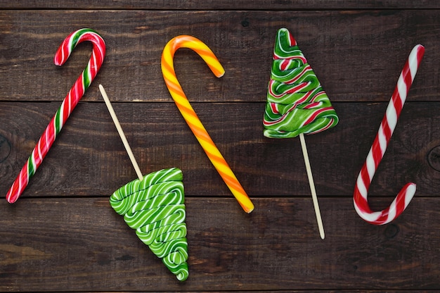 Deliciosos pirulitos de Natal em uma mesa de madeira