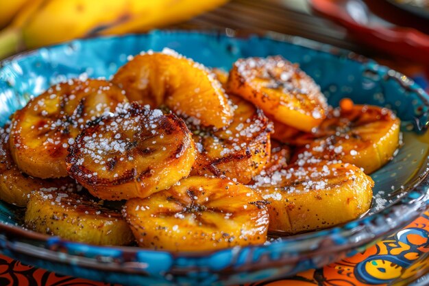 Deliciosos plátanos caramelizados con azúcar salpicado en un plato colorido Concepto de postre tropical