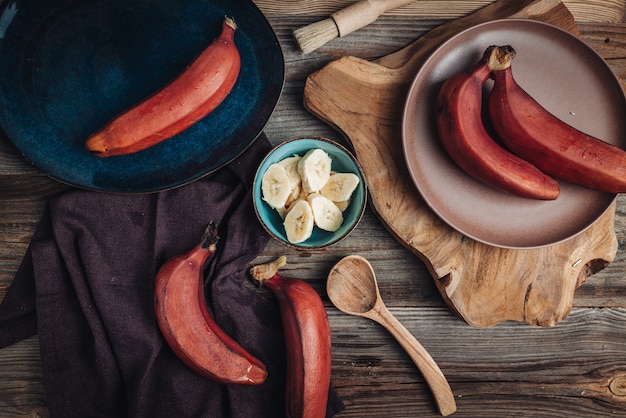 Foto deliciosos plátanos rojos crudos frescos