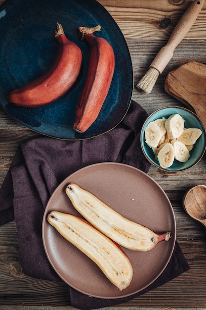 Deliciosos plátanos rojos crudos frescos