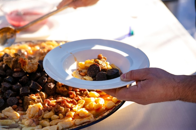 Deliciosos platos calientes albóndigas con carne y frijoles