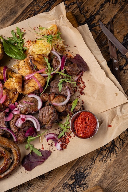 Deliciosos platos de carne de cerca