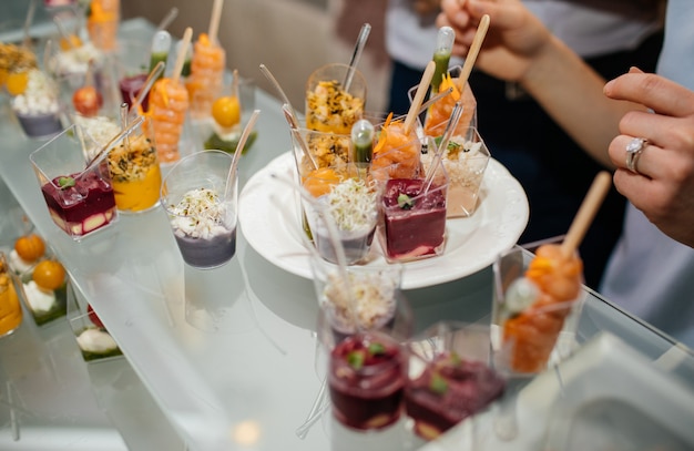 Deliciosos platos en la mesa para la fiesta