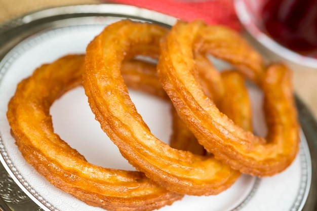 Deliciosos postres turcos tradicionales; anillo de postre, halka tatli