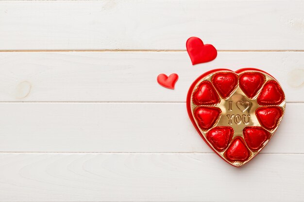 Deliciosos pralinés de chocolate en caja roja para el Día de San Valentín Caja de chocolates en forma de corazón vista superior con espacio de copia