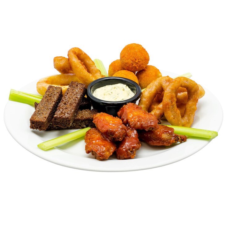 Foto deliciosos pratos com carne no fundo branco