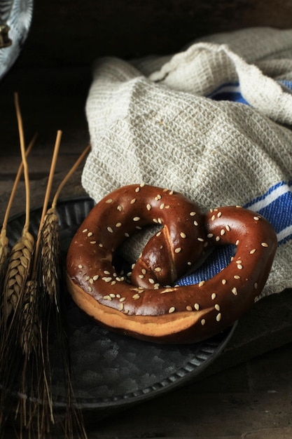 Deliciosos pretzels alemanes con semillas de sésamo