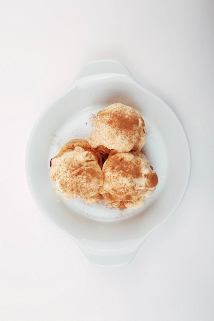 Deliciosos profiteroles con chocolate en la mesa