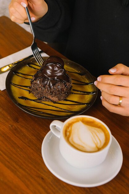 Deliciosos profiteroles com chocolate na mesa