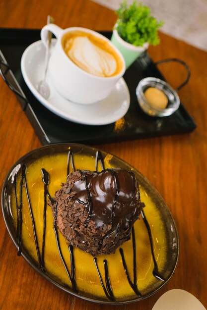 Deliciosos profiteroles com chocolate na mesa