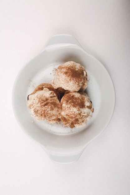 Deliciosos profiteroles com chocolate na mesa