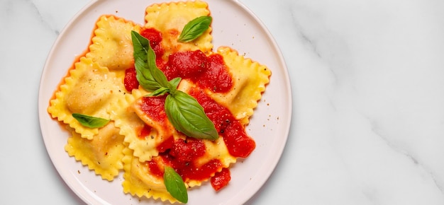 Deliciosos ravioles apetitosos con salsa de tomate y albahaca Vista superior