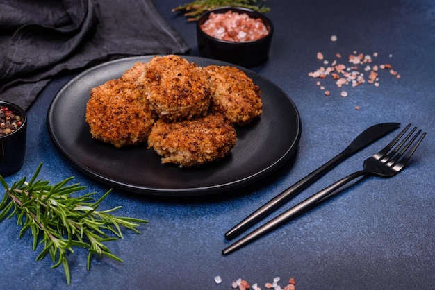 Deliciosos rissóis de carne moída fresca com cebola na farinha de rosca