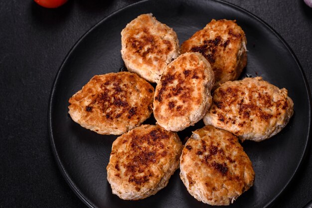 Deliciosos rissóis de carne picada frita fresca em um fundo escuro de concreto