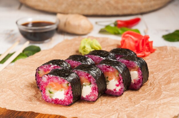 Deliciosos rollitos rosados con queso de salmón y pepino en alga nori