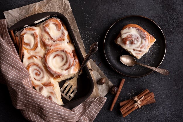 Deliciosos rollos de canela caseros dulces tradicionales de invierno