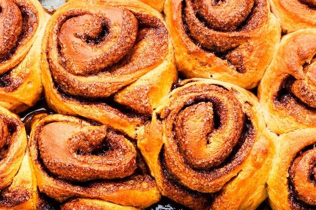 Deliciosos rollos de canela Cinnabons caseros. Bollos apetitosos Fondo de comida