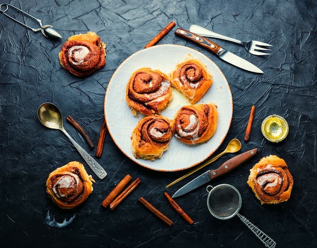 Deliciosos rollos de canela Cinnabons caseros en un plato. Bollos apetitosos