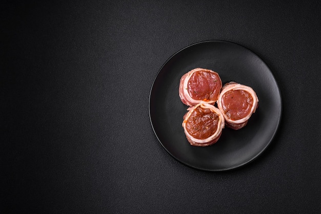 Deliciosos rollos de carne fresca cruda de cerdo o pollo envueltos en tocino