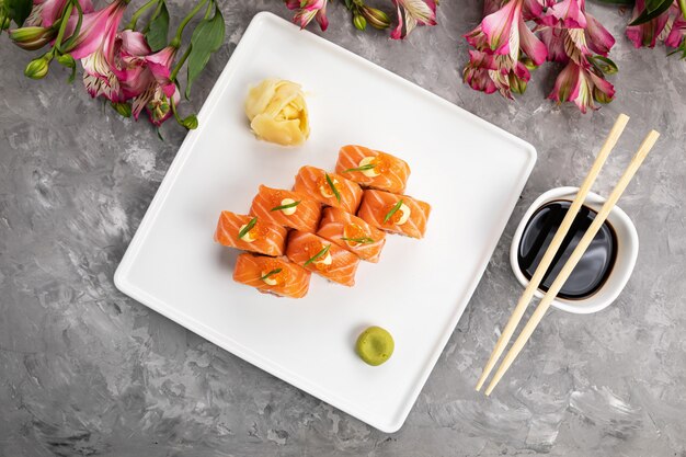 Deliciosos rollos japoneses en una placa blanca.