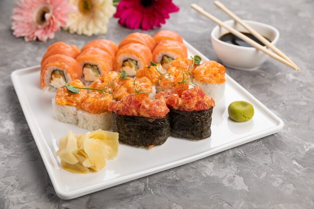 Deliciosos rollos japoneses en una placa blanca.