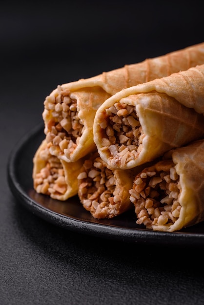 Deliciosos rollos de oblea crujientes con relleno de crema con nueces