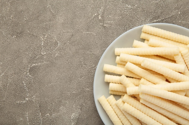 Deliciosos rollos de oblea de leche sobre fondo gris