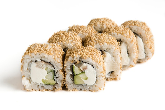 Deliciosos rollos con pescado y caviar