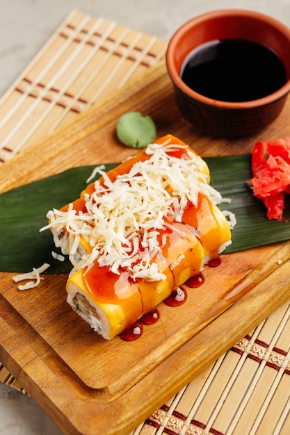 Deliciosos rollos con pescado y caviar