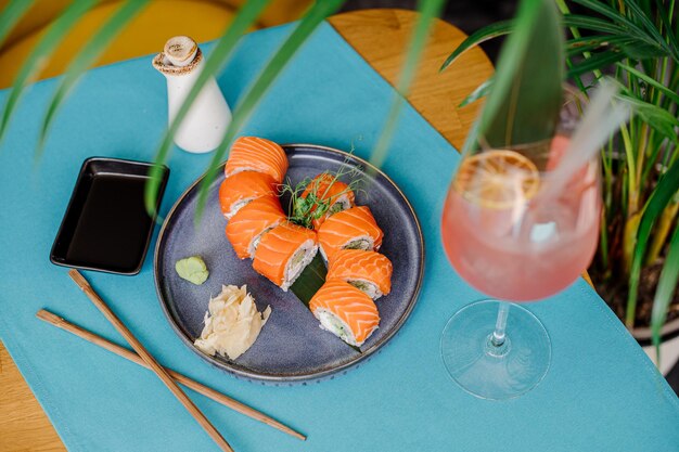 Deliciosos rolos de sushi com frutos do mar na mesa servida no restaurante